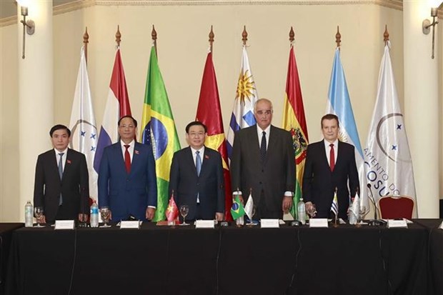 NA Chairman Vuong Dinh Hue (middle) and other delegates in a group photo. Source: VNA NA Chairman Vuong Dinh Hue (middle) and other delegates in a group photo. Source: VNA