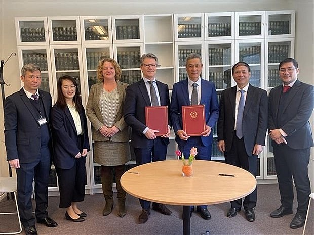 Vietnamese Ministry of Foreign Affairs and The Hague Academy of International Law sign a memorandum of understanding on training international legal experts for Vietnam (Photo: VNA) Vietnamese Ministry of Foreign Affairs and The Hague Academy of International Law sign a memorandum of understanding on training international legal experts for Vietnam (Photo: VNA)