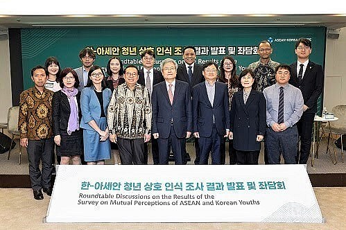 Delegates at the roundtable in a group photo (Source: VNA) Delegates at the roundtable in a group photo (Source: VNA)