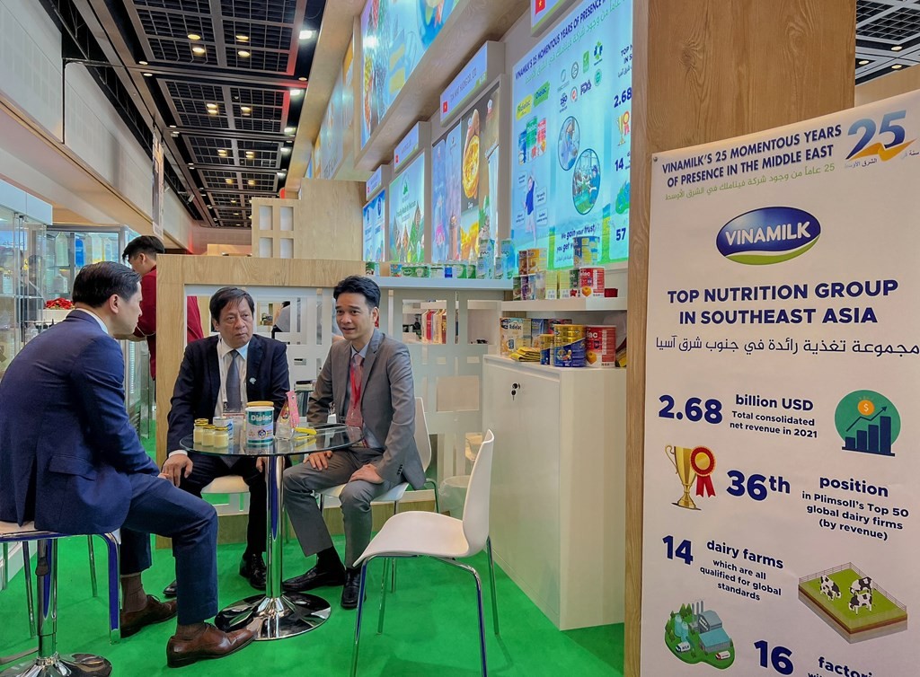 Vietnamese Ambassador to the United Arab Emirates (UAE) Nguyen Manh Tuan (in middle). Photo: Phuong Uyen Vietnamese Ambassador to the United Arab Emirates (UAE) Nguyen Manh Tuan (in middle). Photo: Phuong Uyen