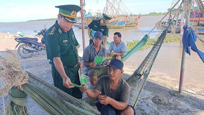 Thai Binh Border Guard Supports Fishermen at Sea Thai Binh Border Guard Supports Fishermen at Sea