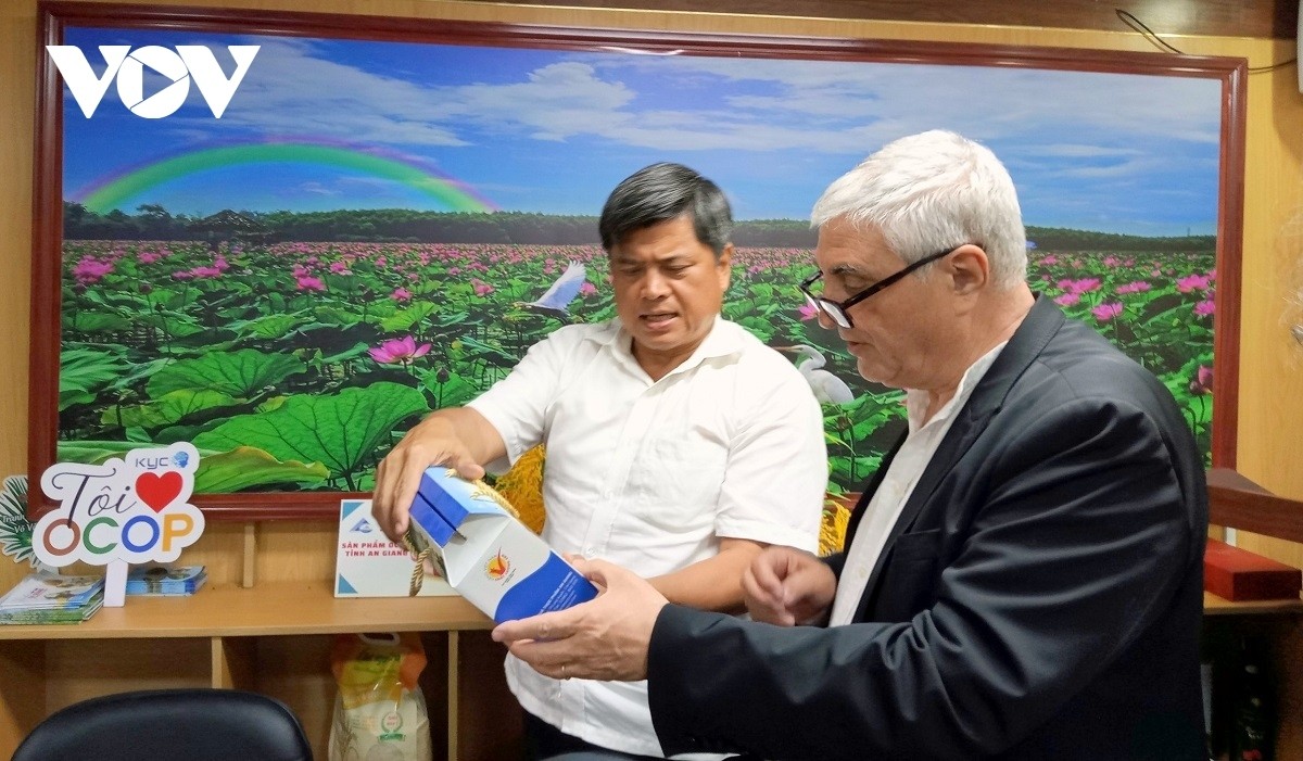 Deputy Minister of Agriculture and Rural Development Tran Thanh Nam introduces Vietnam's OCOP products. Source: VOV Deputy Minister of Agriculture and Rural Development Tran Thanh Nam introduces Vietnam's OCOP products. Source: VOV