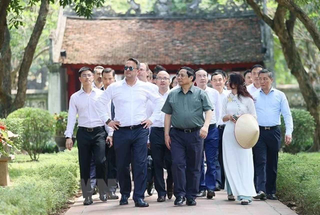 Delegates visits the Temple of Literature in Hanoi. Photo: VNA Delegates visits the Temple of Literature in Hanoi. Photo: VNA