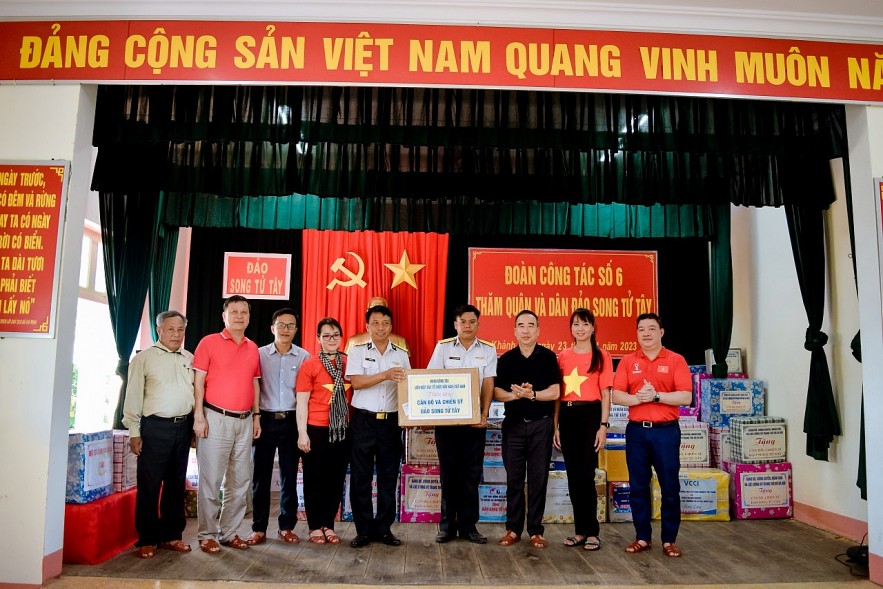 VUFO Delegation Visits Soldiers, Residents in Truong Sa Island District VUFO Delegation Visits Soldiers, Residents in Truong Sa Island District