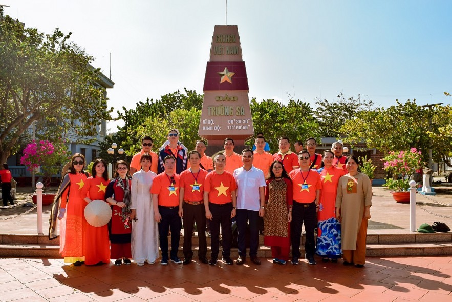 VUFO Delegation Visits Soldiers, Residents in Truong Sa Island District VUFO Delegation Visits Soldiers, Residents in Truong Sa Island District