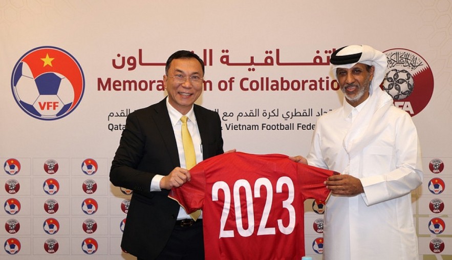 VFF President Tran Quoc Tuan (L) and QFA President Sheikh Hamad bin Khalifa bin Ahmed Al-Thani (R) in Qatar on May 10 (Photo courtesy of VFF) VFF President Tran Quoc Tuan (L) and QFA President Sheikh Hamad bin Khalifa bin Ahmed Al-Thani (R) in Qatar on May 10 (Photo courtesy of VFF)