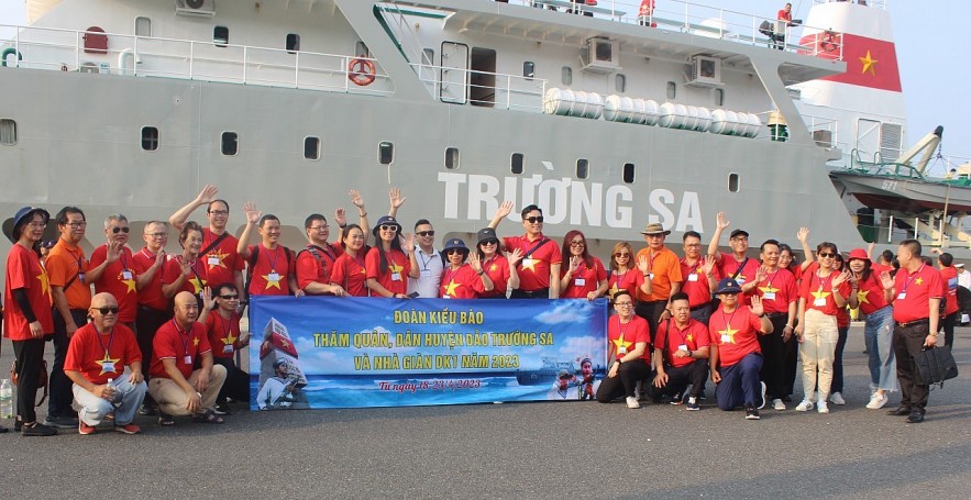 Truong Sa Archipelago: Rendezvous of Overseas Vietnamese Truong Sa Archipelago: Rendezvous of Overseas Vietnamese