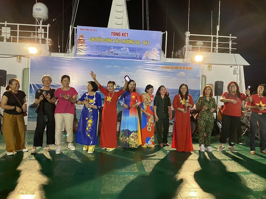 Truong Sa Archipelago: Rendezvous of Overseas Vietnamese Truong Sa Archipelago: Rendezvous of Overseas Vietnamese