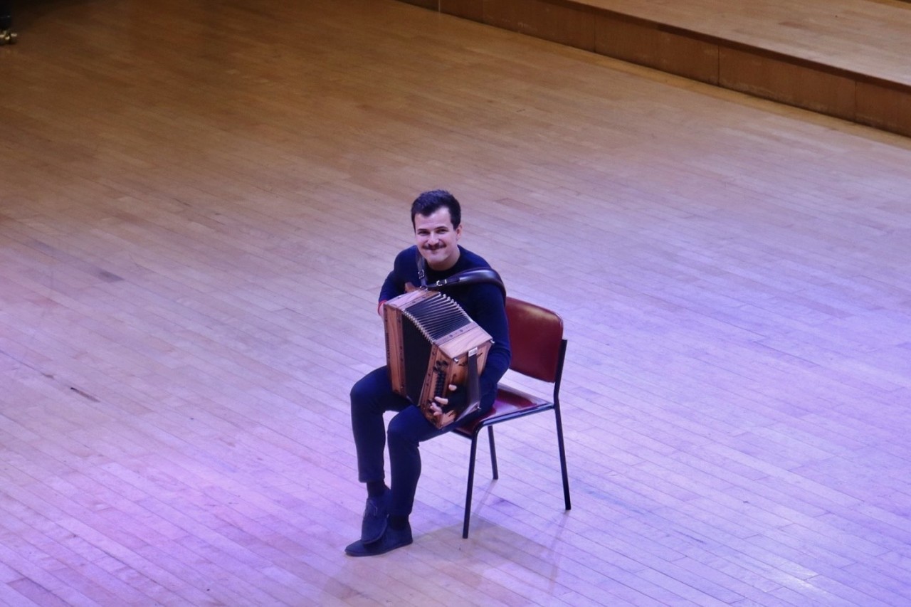 The Austrian Artist, Jakob Steinkellner have a performance with talented Vietnamese artists. Photo: Hanh Tran