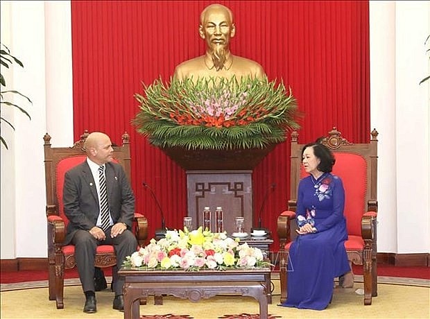 Politburo member and permanent member of the Communist Party of Vietnam (CPV) Central Committee's Secretariat Truong Thi Mai (R) receives Chairman of the Committee for the Defence of the Revolution of Cuba (CDR) Gerardo Hernandez Nordelo (Photo: VNA) Politburo member and permanent member of the Communist Party of Vietnam (CPV) Central Committee's Secretariat Truong Thi Mai (R) receives Chairman of the Committee for the Defence of the Revolution of Cuba (CDR) Gerardo Hernandez Nordelo (Photo: VNA)