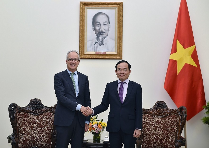 Deputy Prime Minister Tran Luu Quang welcomes the Australian Government's Special Envoy for Southeast Asia Nicholas Moore (Photo:VGP) Deputy Prime Minister Tran Luu Quang welcomes the Australian Government's Special Envoy for Southeast Asia Nicholas Moore (Photo:VGP)