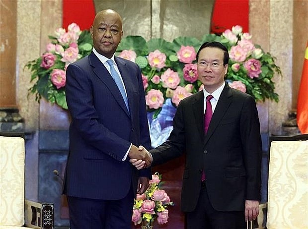 President Vo Van Thuong (R) receives Abdulrahman Omar Kinana, Politburo member and CCM Vice Chairman. (Photo: VNA) President Vo Van Thuong (R) receives Abdulrahman Omar Kinana, Politburo member and CCM Vice Chairman. (Photo: VNA)