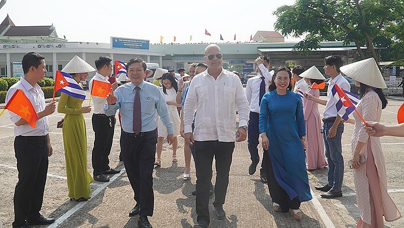 The high-ranking delegation of the Committee for the Protection of the Cuban Revolution visited Vietnam - Cuba Dong Hoi Friendship Hospital. Photo: Quang Binh Newspaper The high-ranking delegation of the Committee for the Protection of the Cuban Revolution visited Vietnam - Cuba Dong Hoi Friendship Hospital. Photo: Quang Binh Newspaper