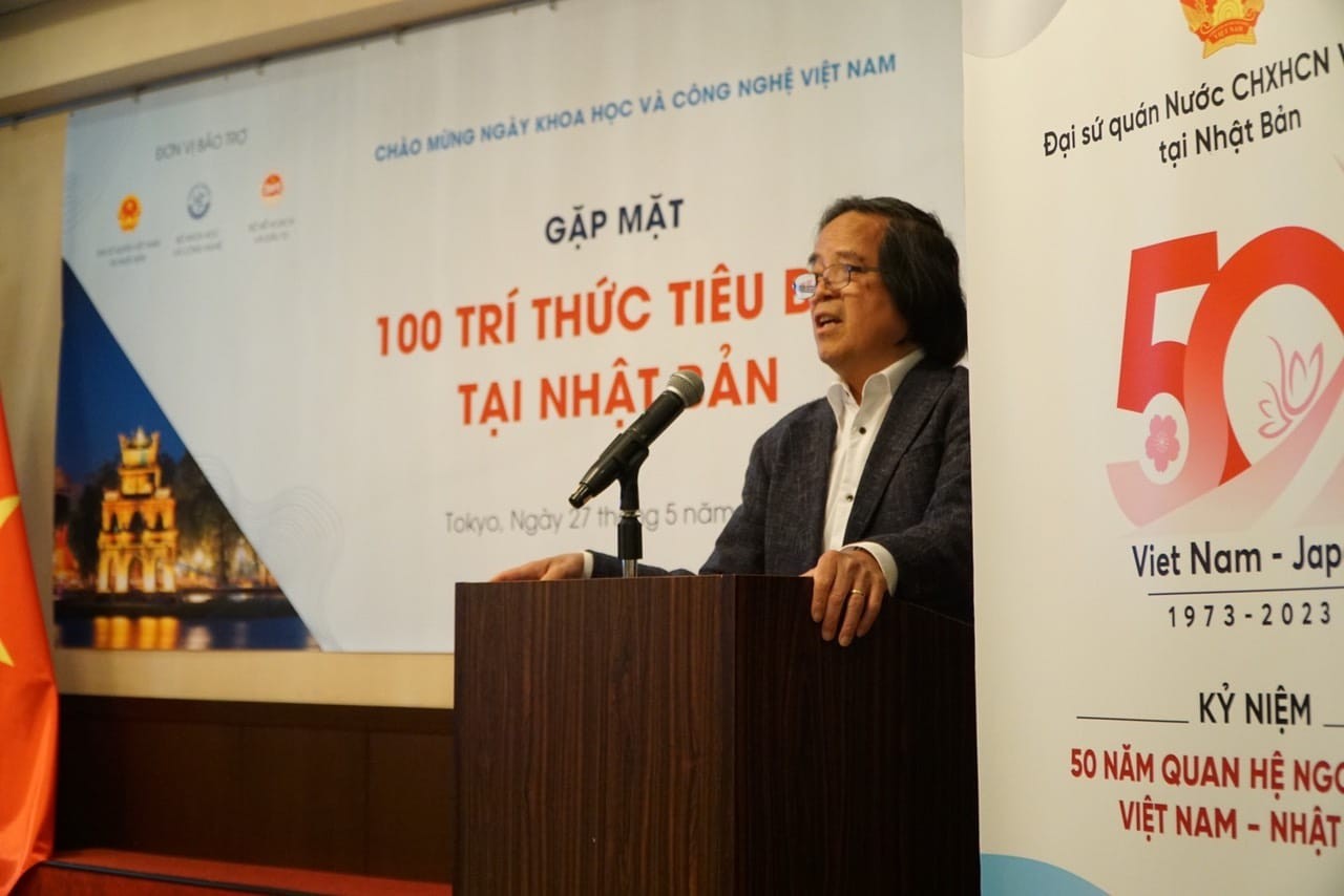 At the get-together, the intellectuals exchanged information and sought ways to boost cooperation, thus forming a dynamic, united community of Vietnamese intellectuals in Japan, with increasing contributions to the development in their homeland, as well as the collaboration between the two countries. At the get-together, the intellectuals exchanged information and sought ways to boost cooperation, thus forming a dynamic, united community of Vietnamese intellectuals in Japan, with increasing contributions to the development in their homeland, as well as the collaboration between the two countries.
