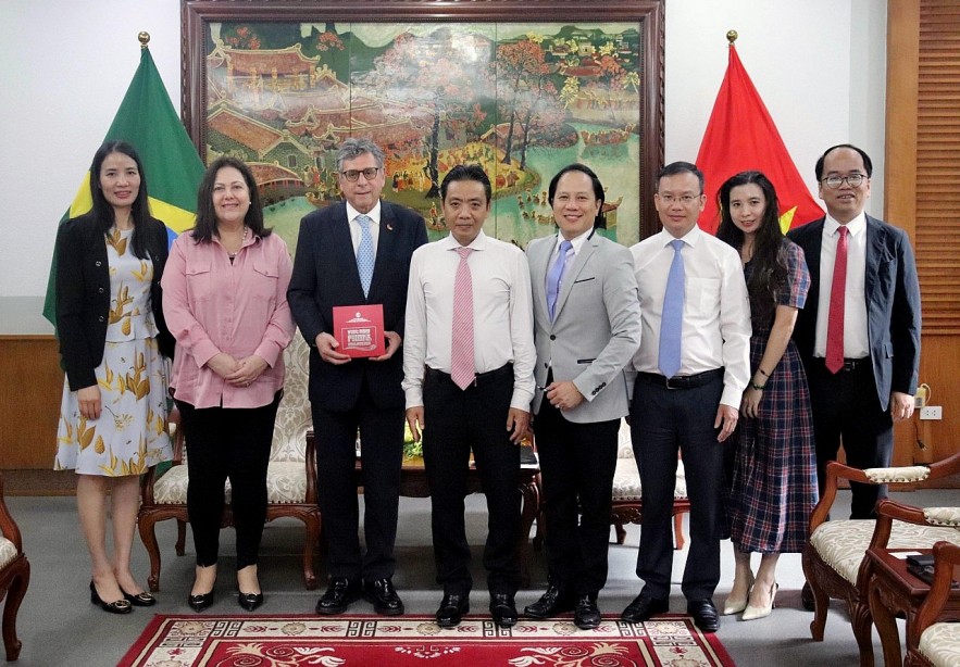 Vietnam and Brazil Strengthen Friendship Vietnam, Brazil Strengthen Friendship