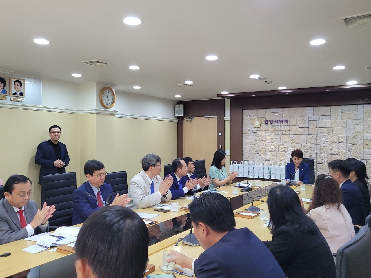 Technology Connects Vietnamese and Korean Localities Technology Connects Vietnamese and Korean Localities
