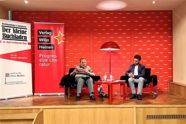 German journalist Hellmut Kapfenberger (left) at the launching ceremony of the book. Photo: VNA German journalist Hellmut Kapfenberger (left) at the launching ceremony of the book. Photo: VNA