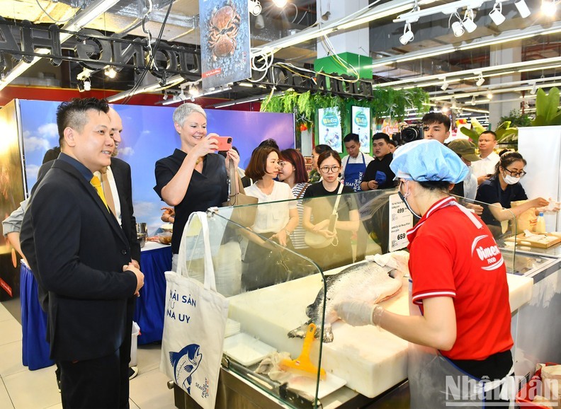 First-ever Norwegian Seafood Day Brings True Taste of Norway to Hanoi Customers First-ever Norwegian Seafood Day Brings True Taste of Norway to Hanoi Customers