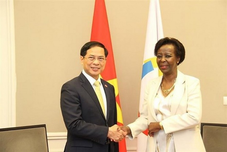 Minister of Foreign Affairs Bui Thanh Son (L) and OIF Secretary General Louise Mushikiwabo (Photo: VNA) Minister of Foreign Affairs Bui Thanh Son (L) and OIF Secretary General Louise Mushikiwabo (Photo: VNA)