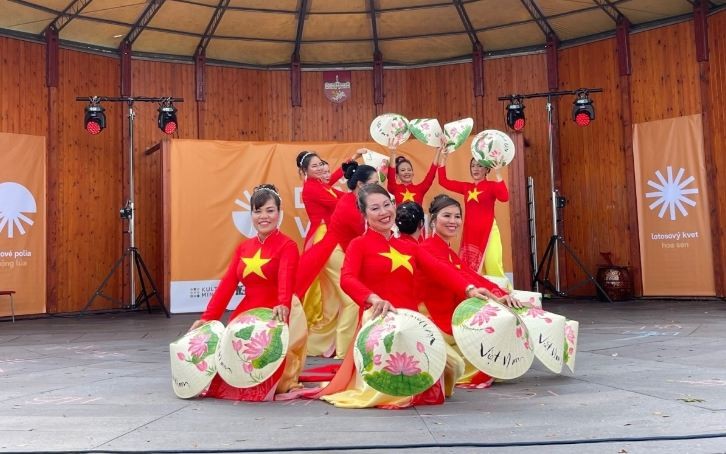 It is estimated that about 7,000 Vietnamese-origin people are living and studying in Slovakia. Photo: VOV It is estimated that about 7,000 Vietnamese-origin people are living and studying in Slovakia. Photo: VOV