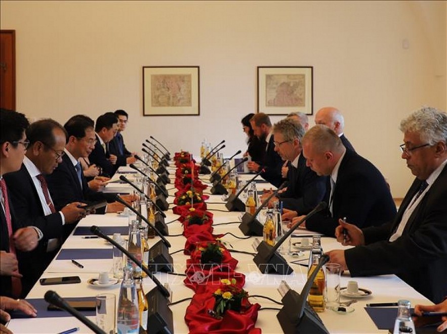 An overview of the working session between Foreign Minister Bui Thanh Son and Czech Senate President Milos Vystricil in Prague on June 9. (Photo: VNA) An overview of the working session between Foreign Minister Bui Thanh Son and Czech Senate President Milos Vystricil in Prague on June 9. (Photo: VNA)