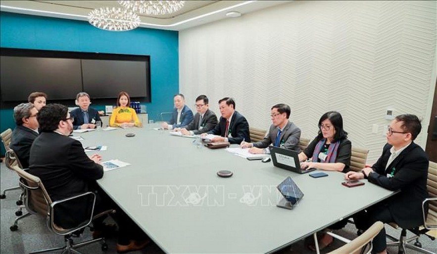 Vietnamese Deputy Minister of Health Do Xuan Tuyen holds a working session with Timothy Hogan, senior vice president and chief compliance officer of Pfizer Inc., during his working trip to the US for the recent BIO International Convention. Vietnamese Deputy Minister of Health Do Xuan Tuyen holds a working session with Timothy Hogan, senior vice president and chief compliance officer of Pfizer Inc., during his working trip to the US for the recent BIO International Convention.