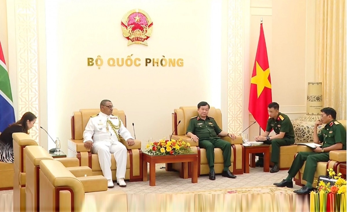  Senior Lieutenant General Hoang Xuan Chien, Deputy Minister of National Defence (R) hosts South African Defence Attaché, Colonel Eugene Dudley (Photo: dangcongsan.vn)