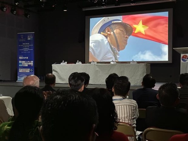 OVs watch a film about Truong Sa (Photo: VNA) OVs watch a film about Truong Sa (Photo: VNA)