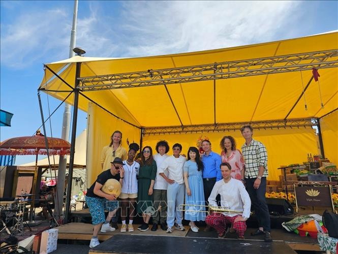 Artists of Veenfabrik Theater took souvenir photo with Vietnamese Ambassador to the Netherlands Pham Viet Anh and his wife. Photo: VNA Artists of Veenfabrik Theater took souvenir photo with Vietnamese Ambassador to the Netherlands Pham Viet Anh and his wife. Photo: VNA