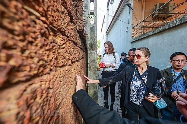 Duong Lam Ancient Village's Cuisine Attracts International Tourists Duong Lam Ancient Village's Cuisine Attracts International Tourists