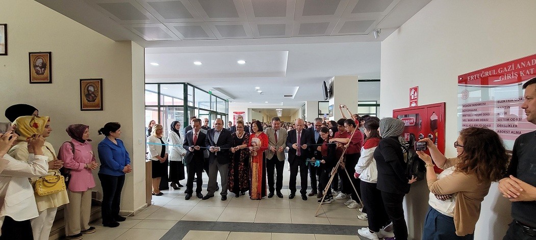 Ambassador Do Son Hai and delegates cut the ribbon to open the exhibition of paintings by Vietnamese and Turkish students on the topic Vietnamese Students Support Earthquake Victims