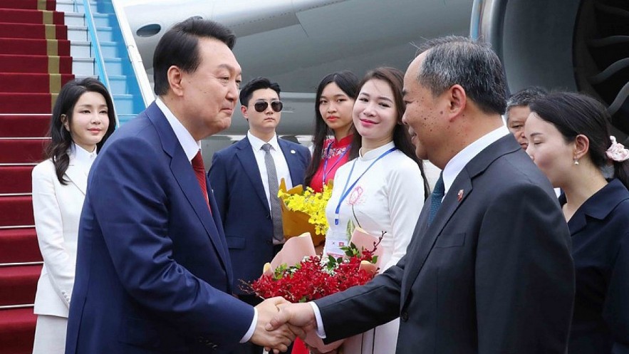 Chairman of the President Office Le Khanh Hai welcmes RoK President Yoon Suk Yeol at the airport (Photo: VNA) Chairman of the President Office Le Khanh Hai welcmes RoK President Yoon Suk Yeol at the airport (Photo: VNA)