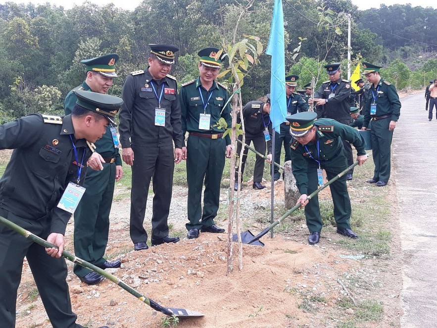 Young Vietnamese, Lao Border Guards Engage in Exchanges Young Vietnamese, Lao Border Guards Engage in Exchanges