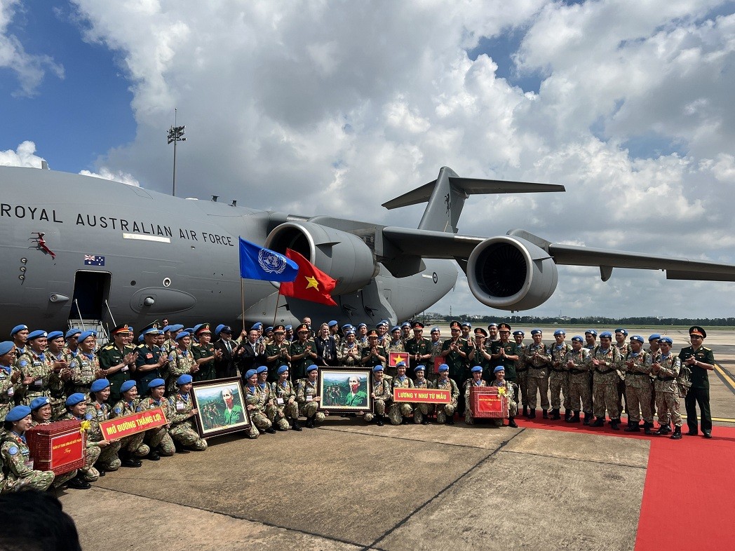 An Australian C-17 Globemaster departed Tan Son Nhat Airport in Ho Chi Minh City with equipment and supplies for over 60 Vietnamese Peacekeepers supporting the UN Mission in South Sudan (UNMISS). Source: Australian embassy in Hanoi An Australian C-17 Globemaster departed Tan Son Nhat Airport in Ho Chi Minh City with equipment and supplies for over 60 Vietnamese Peacekeepers supporting the UN Mission in South Sudan (UNMISS). Source: Australian embassy in Hanoi