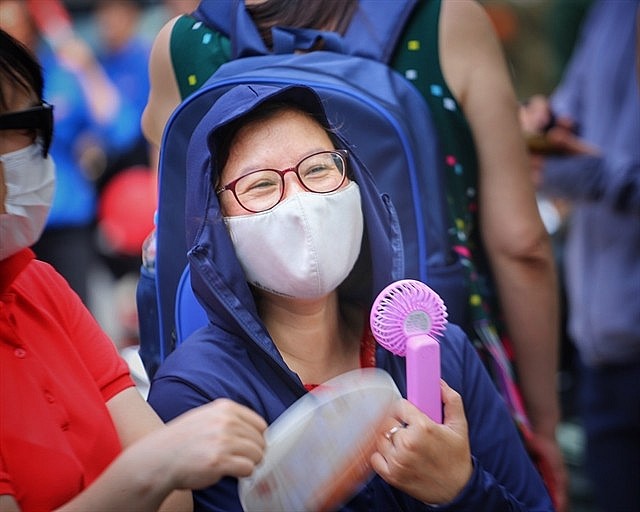 A woman uses a handheld fan in Hà Nội. The average temperature of July this year. — VNA/VNS Photo A woman uses a handheld fan in Hà Nội. The average temperature of July this year. — VNA/VNS Photo