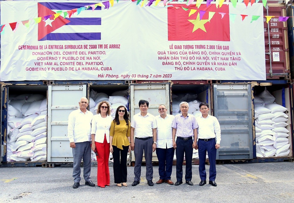 At the symbolic ceremony to present 2,000 tons of rice with the participation of the Cuban Embassy and the General Department of State, representatives of leaders of the Department of Foreign Affairs of the Northeast region and Departments of Finance and Foreign Affairs of Hanoi. At the symbolic ceremony to present 2,000 tons of rice with the participation of the Cuban Embassy and the General Department of State, representatives of leaders of the Department of Foreign Affairs of the Northeast region and Departments of Finance and Foreign Affairs of Hanoi.