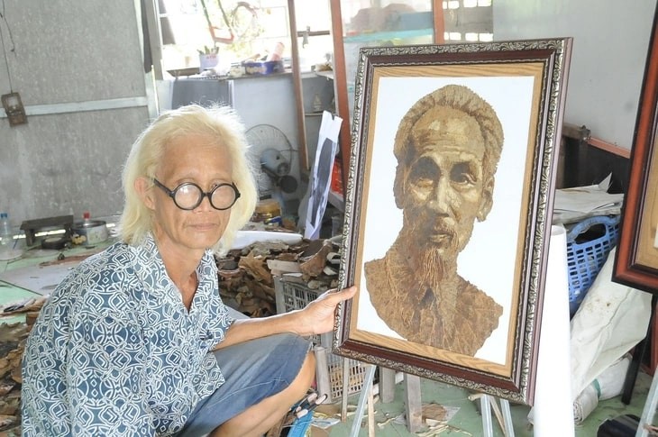 Le Van Nghia and his portrait of Uncle Ho made from lotus leaves. Photo: T.LUY Le Van Nghia and his portrait of Uncle Ho made from lotus leaves. Photo: T.LUY