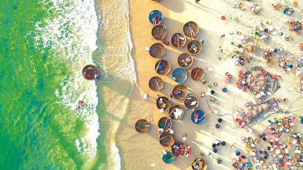 The bustling atmosphere at the market. Photo: Baodanang