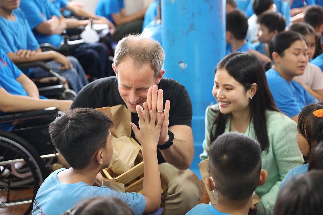 New Zealand Consul General and Trade Commissioner Scott James and children at the Maison Chance charity. Photo courtesy of the New Zealand Embassy in Vietnam New Zealand Consul General and Trade Commissioner Scott James and children at the Maison Chance charity. Photo courtesy of the New Zealand Embassy in Vietnam