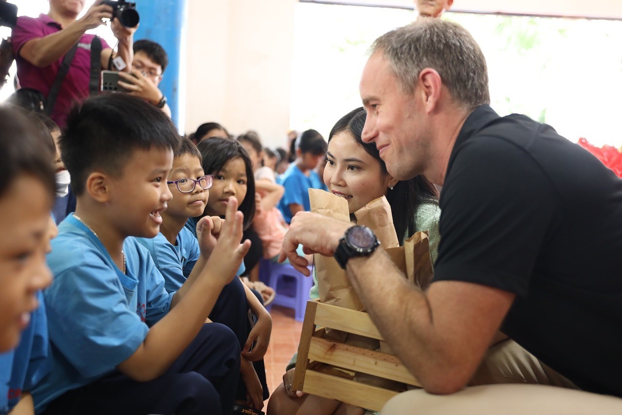 New Zealand Consul General and Trade Commissioner Scott James and children at the Maison Chance charity. Photo courtesy of the New Zealand Embassy in Vietnam New Zealand Consul General and Trade Commissioner Scott James and children at the Maison Chance charity. Photo courtesy of the New Zealand Embassy in Vietnam