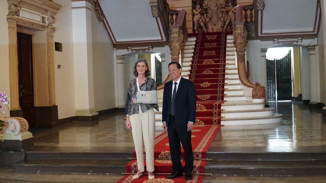 Chairman of the Ho Chi Minh City People’s Committee Tran Van Mai (R) receives UNDP Resident Representative in Vietnam Ramla Khalidi. Photo: VNA Chairman of the Ho Chi Minh City People’s Committee Tran Van Mai (R) receives UNDP Resident Representative in Vietnam Ramla Khalidi. Photo: VNA