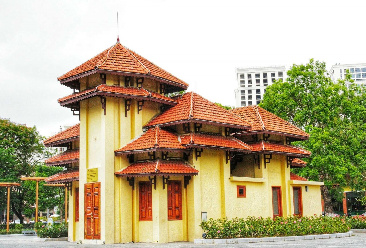 In the Kim Dong Park, there is a multi-roofed building built in 1942, now the library of Hong Bang district. Photo: Nguoihanoi In the Kim Dong Park, there is a multi-roofed building built in 1942, now the library of Hong Bang district. Photo: Nguoihanoi
