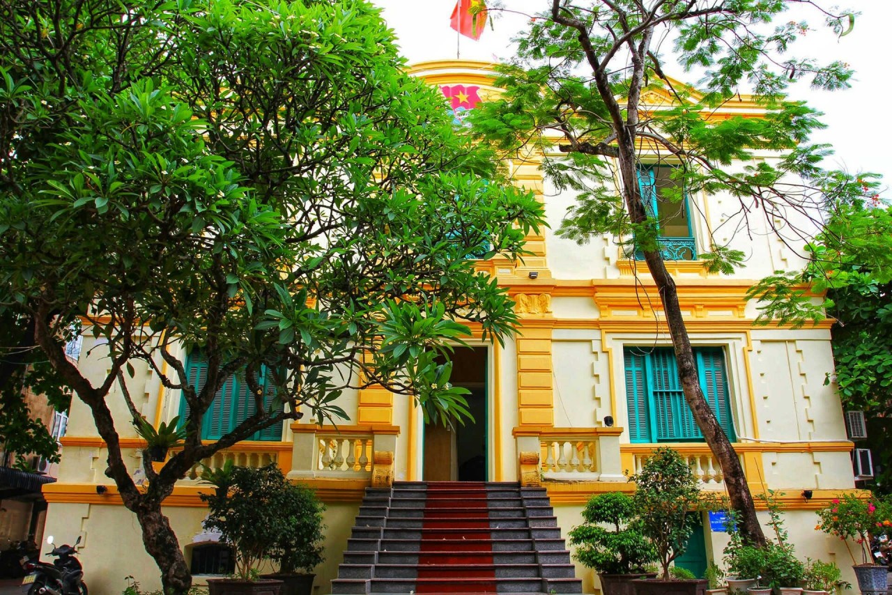 Near the Opera House is Tran Hung Dao Street, where is the private house Fesquet of a French doctor. This building is currently the headquarters of Hai Phong Youth Union. Photo: Nguoihanoi Near the Opera House is Tran Hung Dao Street, where is the private house Fesquet of a French doctor. This building is currently the headquarters of Hai Phong Youth Union. Photo: Nguoihanoi
