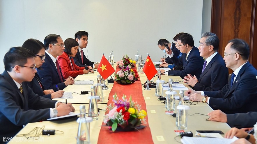 Vietnamese Foreign Minister Bui Thanh Son and Chinese Politburo member and chairman of the General Office of the Central Foreign Affairs Commission of the Chinese Communist Party Wang Yi, during their meeting in Jakarta, Indonesia, on July 13 on the sidelines of the 56th ASEAN Foreign Ministers’ Meeting - AMM 56. (Photo: baoquocte.vn). Vietnamese Foreign Minister Bui Thanh Son and Chinese Politburo member and chairman of the General Office of the Central Foreign Affairs Commission of the Chinese Communist Party Wang Yi, during their meeting in Jakarta, Indonesia, on July 13 on the sidelines of the 56th ASEAN Foreign Ministers’ Meeting - AMM 56. (Photo: baoquocte.vn).