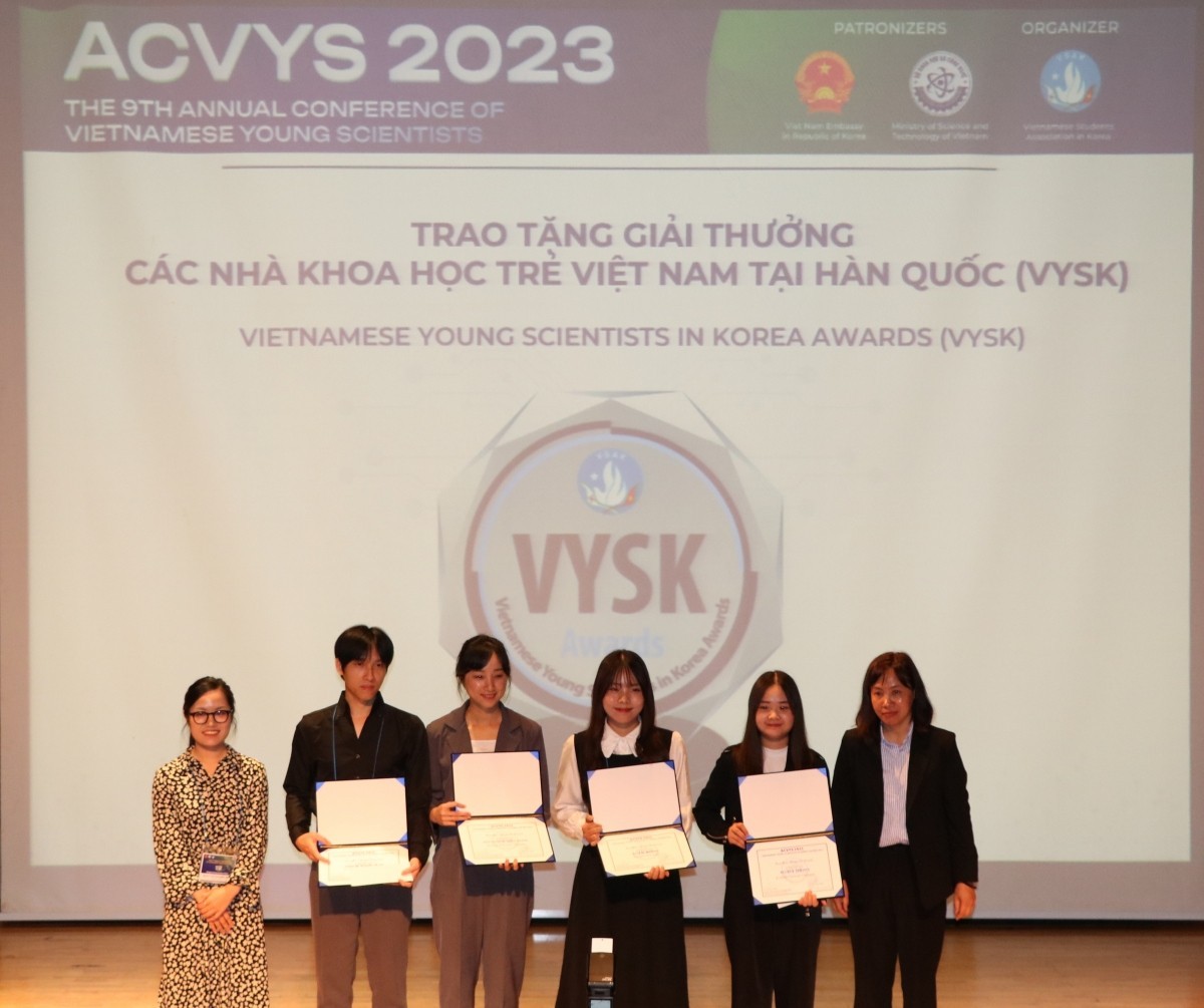 RoK Honors Seven Vietnamese Scientists