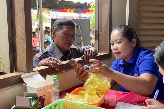 Da Nang 'Blue shirt' Youth Support Needy People in Laos Da Nang 'Blue shirt' Youth Support Needy People in Laos