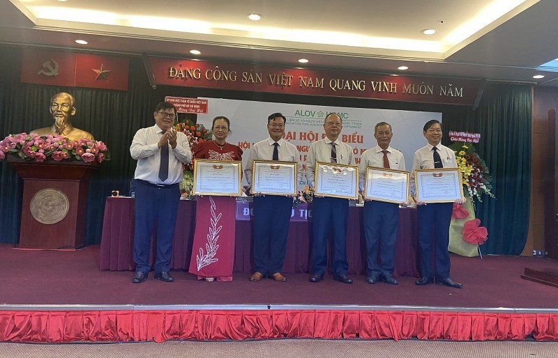 Collectives and individuals receive certificates of merit from the Vietnam Fatherland Front Committee of Ho Chi Minh City. Photo: Thoi Dai Collectives and individuals receive certificates of merit from the Vietnam Fatherland Front Committee of Ho Chi Minh City. Photo: Thoi Dai