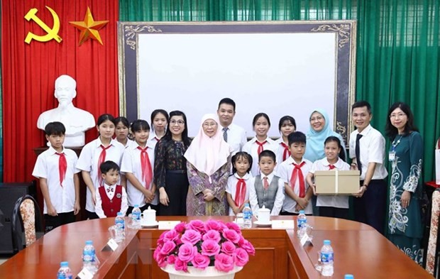 Malaysian Prime Minister, Spouse Busy at Hanoi Malaysian Prime Minister, Spouse Busy at Hanoi
