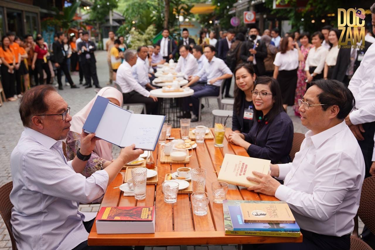 Malaysian Prime Minister, Spouse Busy at Hanoi Malaysian Prime Minister, Spouse Busy at Hanoi