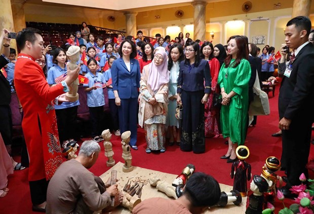 Malaysian Prime Minister, Spouse Busy at Hanoi Malaysian Prime Minister, Spouse Busy at Hanoi